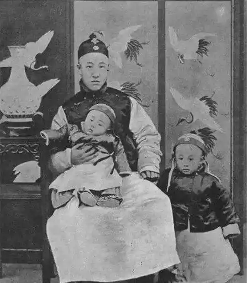 他的奶奶是慈禧,大伯是光绪,亲哥是溥仪,低调活到2015年