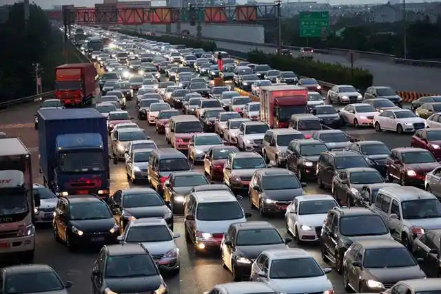 "我到家了,朋友还在高速上排队充电",你会买电动汽车吗?