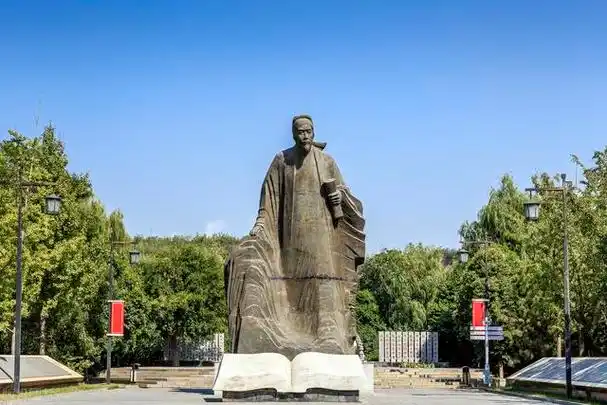 唐代伟大的现实主义诗人,与李白合成"李杜",为区分杜牧和李商隐的"小