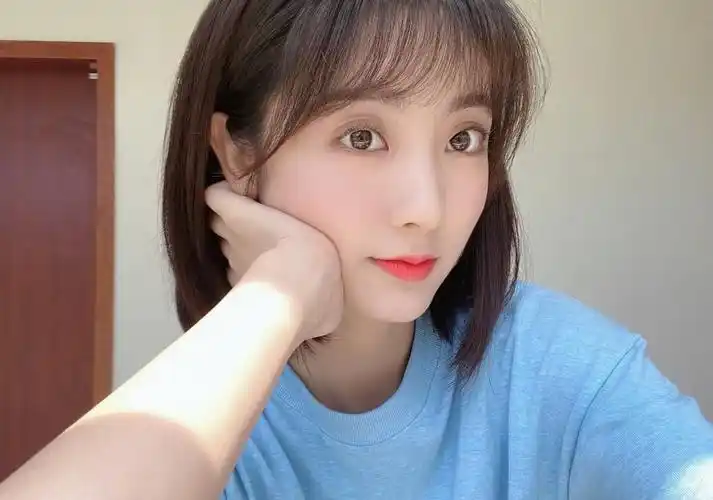邢菲短发自拍