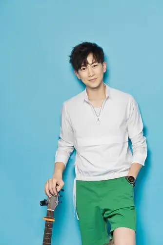 5 王聪曝夏日写真 长腿酒窝杀男友力max