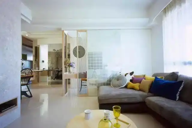 客厅沙发靠着窗户,光线明亮