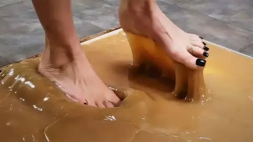 美女作死挑战世界最强胶水,踩上去那一刻,后悔都来不及了! 去看看