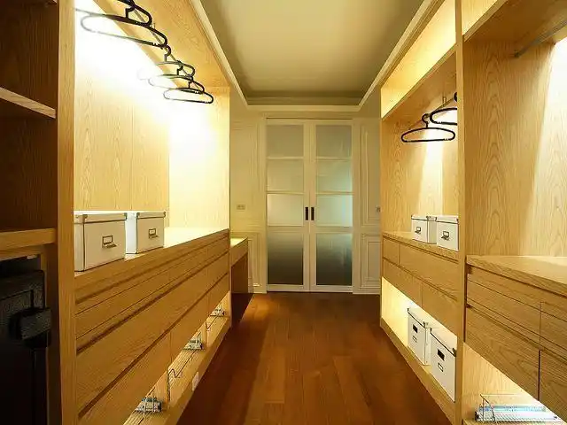 > 功能齐全的更衣室空间设计,可存放不同季节之衣物与配饰.