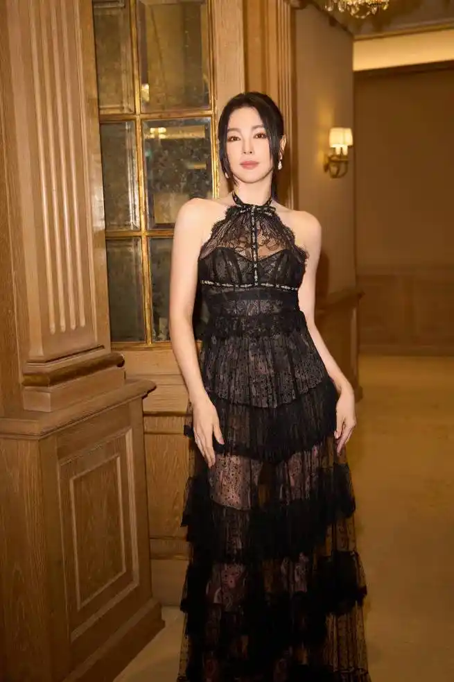张雨绮穿黑蕾丝透视裙 露出精致锁骨性感美艳_衣着_风格_举止