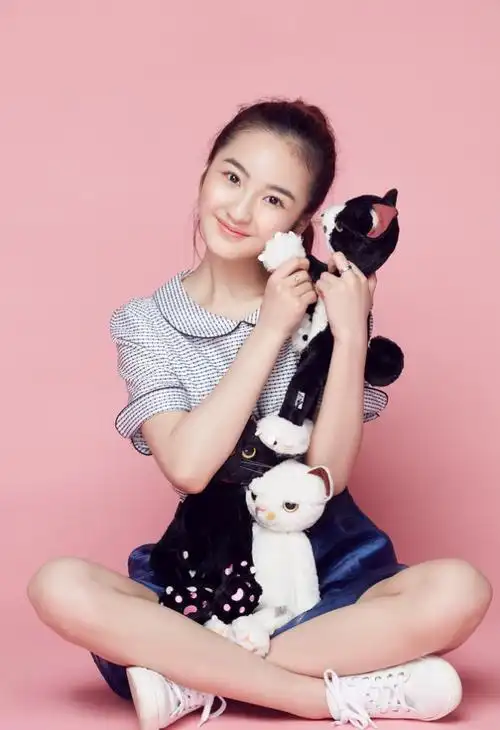 她8岁爱上自己的音乐老师,12岁正式公布恋情,17岁美貌如花!