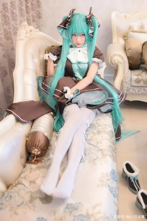 萝莉美女cosplay初音未来白丝双马尾惹人爱袜子最亮眼