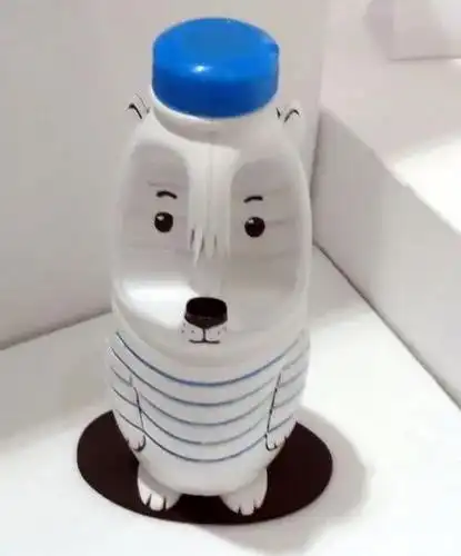 洗洁精之类,使用完后剩余下的塑料瓶,颜色多样,其实可以被很好的利用