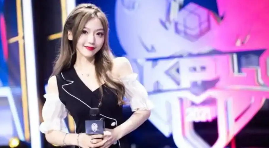 但天云靠着自己的好口才和极强的应变能力控场能力