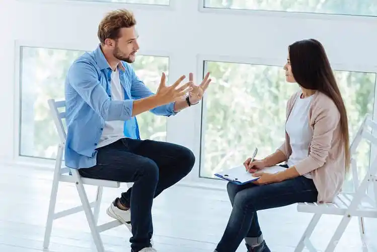 美好_男青年_交谈_问题_高兴_肢体语言_解释_治疗师_高清图片_全景