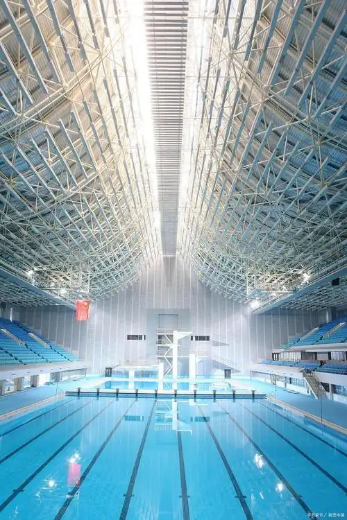 随着游泳池馆的流行,游泳池瓷砖的铺贴流程应该从了解池体结构尺寸