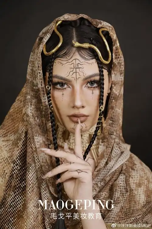 毛戈平学校资深彩妆讲师现场演绎骨相爆改  分享破败美学化妆技巧