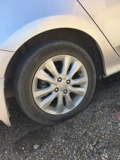 请看图片车轮胎没气.距离补胎店两公里,能开去吗