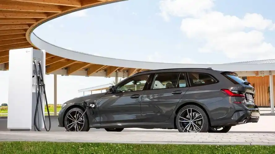 首次推出混动旅行版 宝马3系增加插混车型