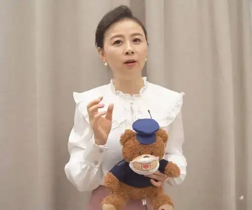 周瑾著名节目主持人她是上海东方卫视的著名节目主持人.