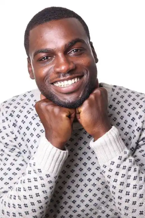 微笑的黑人摆姿势照片-正版商用图片130g1w-摄图新视界