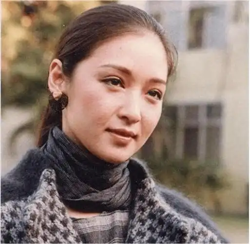 68岁胡因梦老了也时髦,穿衣素净从容,一副书卷气的知性相真美_气质