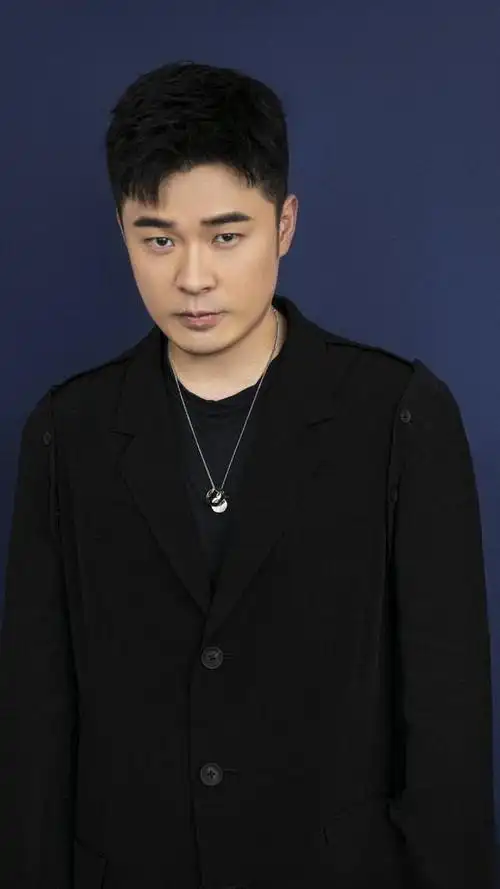 演员陈赫综艺感爆棚气氛担当来看写真照吧