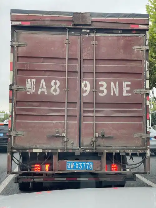 问题求解货车后门喷漆的车牌号和挂的车牌不一致是换牌的吗