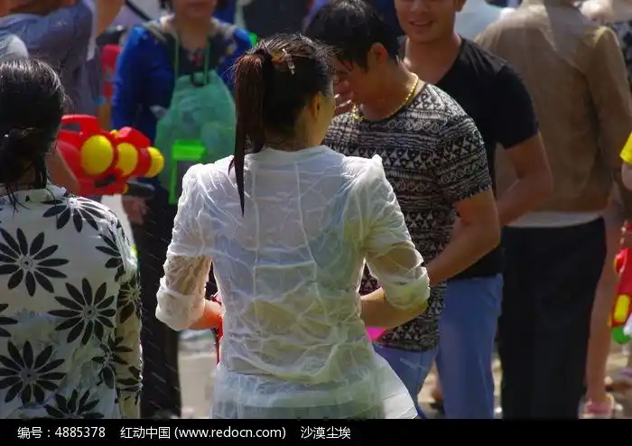 泼水节被泼湿身的女人