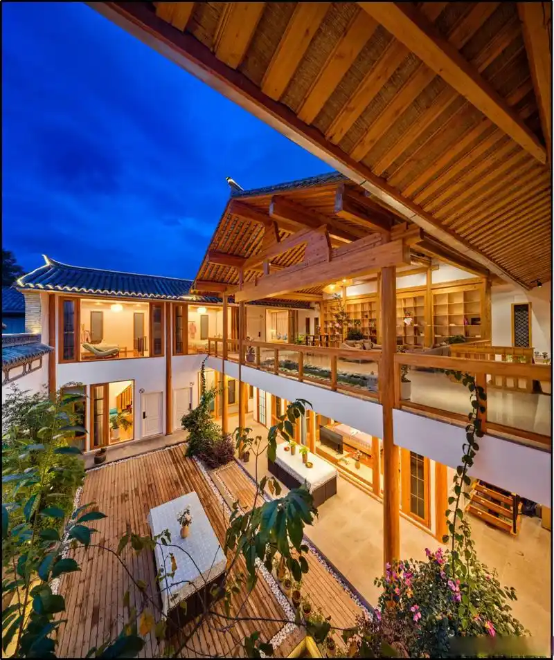 客栈坐落于腾冲和顺古镇的后头坡,离腾冲和顺古镇著名的百年菜街只有