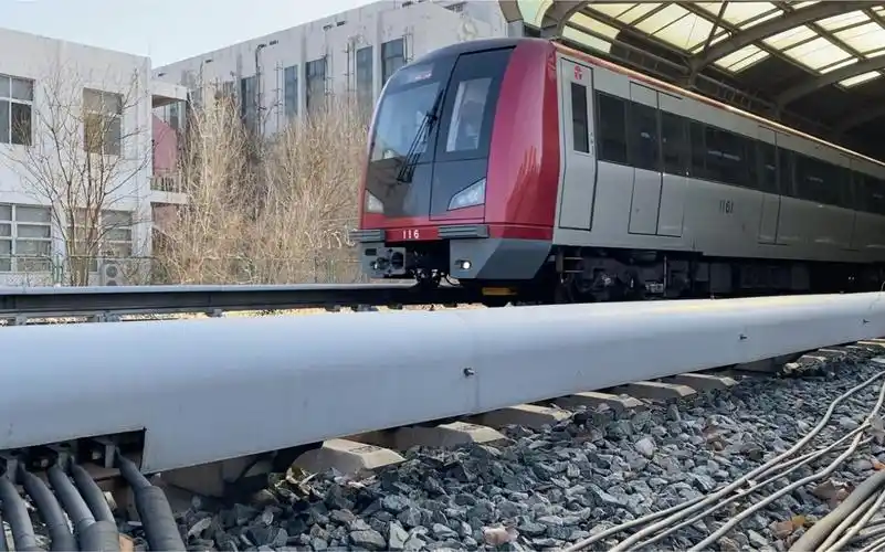 【天津地铁】1号线01b01(dkz9)型列车通过双林出地口_哔哩哔哩_bili