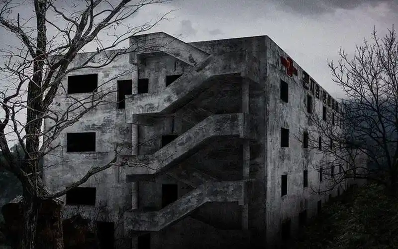 昆池岩七人进入废弃精神病院进行网络直播结果被冤魂追杀