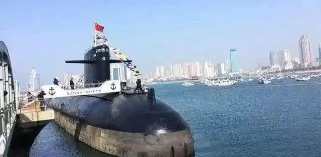 在这之后1974年第一艘核潜艇交付海军使用,并取名为长征一号.