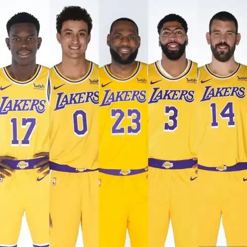 刚刚湖人队官网公布了本场比赛的首发阵容,施罗德,詹姆斯,库兹马