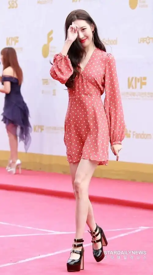 宣美身高只有163,但却有着"南韩第一腿精"的美称.