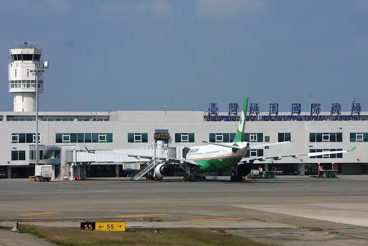 飞机抵达台北桃园机场.