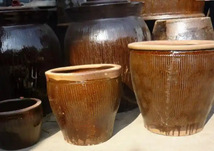 河南民工一锄头挖到"水缸",内藏19件文物,其行为却令专家流泪