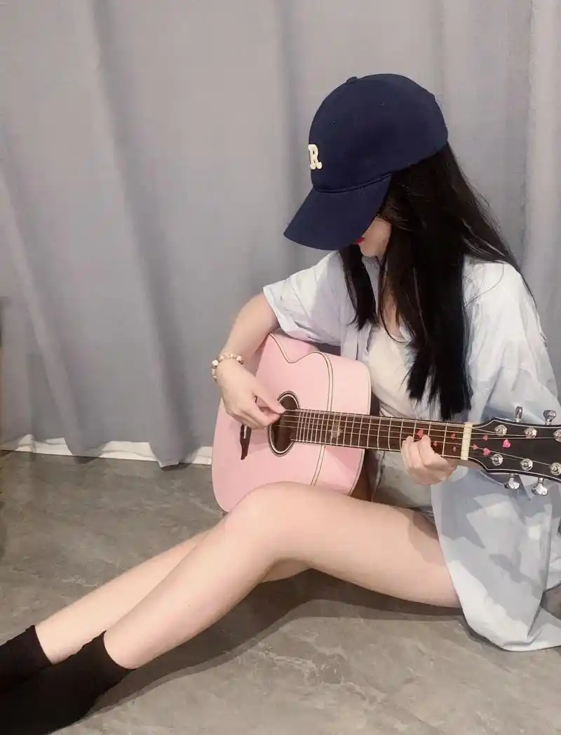 学吉他的女孩子真的很少吗?在网络上看到很多漂亮的女 - 抖音