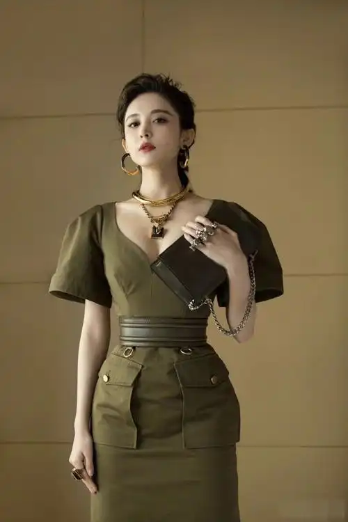 古力娜扎有多美抹胸礼裙美如白月光网友看了都顶不住