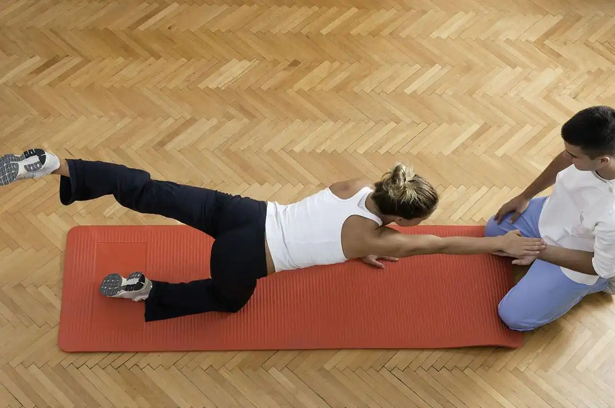 塑胸动作—屈膝俯卧撑 俯卧撑也能最大限度地锻炼胸大肌.