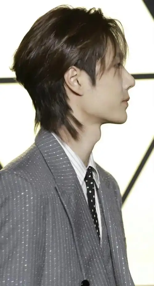 王一博的侧脸,是摄影师竞相追逐的聚焦点,额头,眉骨,鼻梁,唇部线条