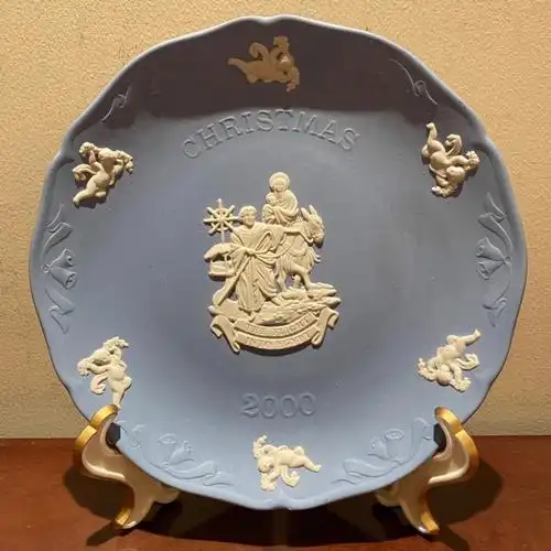 2000年英国wedgwood蓝白浮雕年份装饰盘