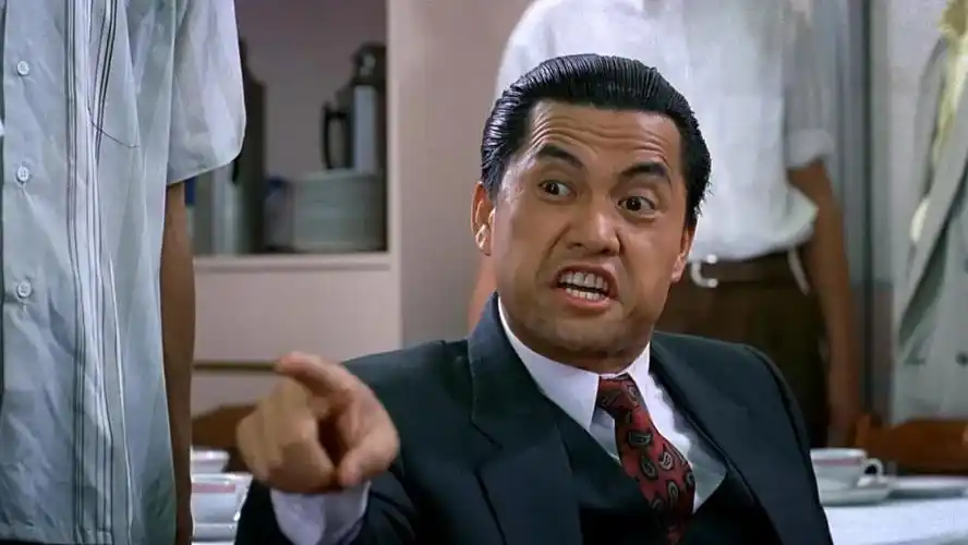 这位吕良伟饰演的黑道枭雄太霸道,出来就威逼阿超离开香港,否则就动用