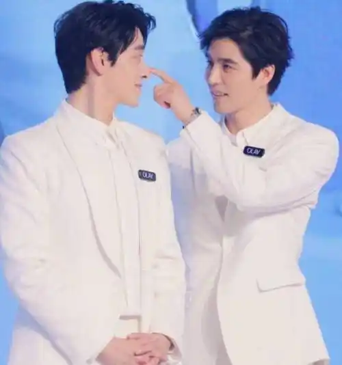 草原烈马"音乐剧王子"阿云嘎的辛酸成名史,与郑云龙的深情厚谊_友谊