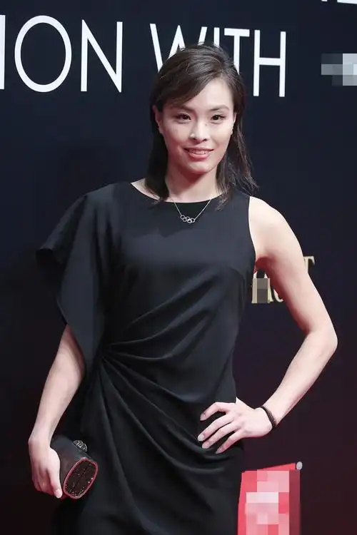 吴敏霞怀孕还穿紧身裙捞金颜值气质都不输女明星还是纯天然