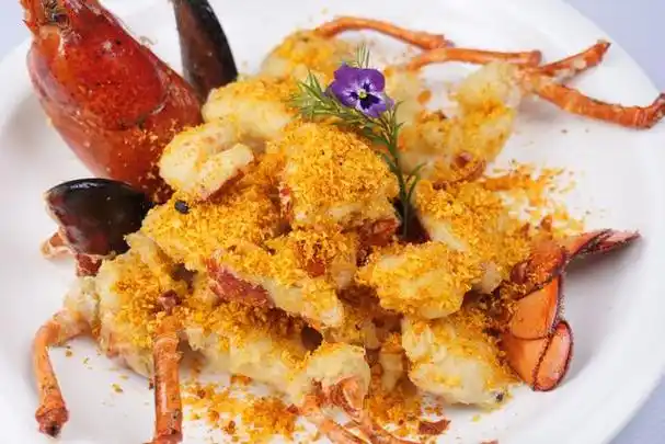 赫赫有名的龙虾,可芝士焗可姜葱爆炒,但经典的南方式避风塘香炒你们试