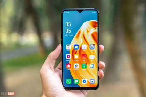 12 月 20 日,oppo 在官网悄然上架了中端手机 oppo a91,拥有三个配色