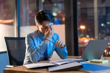 男士熬夜年轻商务男士在加班照片