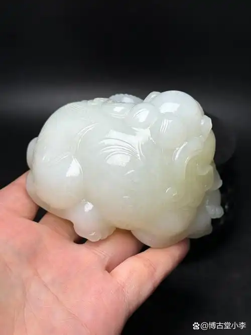 这款和田玉大象小摆件,宛如一幅生动的太平盛世画卷,洋溢着吉祥如意的