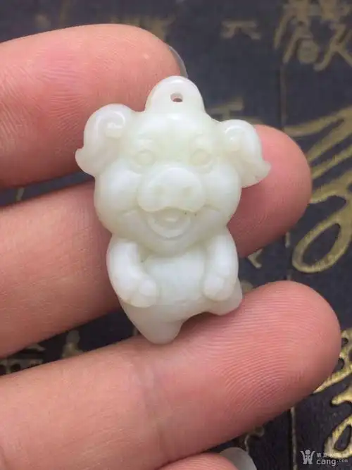 精品和田玉生肖猪吊坠