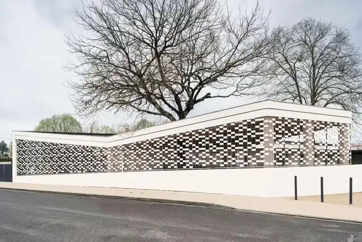 其围墙设计成为该项目的一大亮点 镂空的处理室内外在视觉上更通透