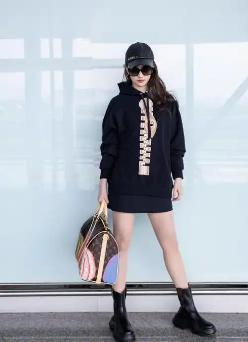 刘亦菲出发巴黎,穿黑色卫衣搭配马丁靴和墨镜,又美又飒!
