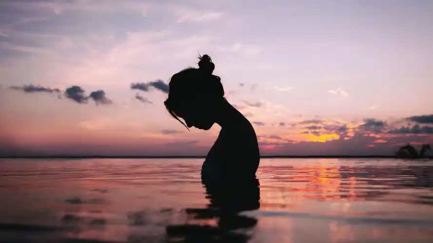 女孩,美女,低头,安宁,大海,沐浴,宁静图片,黄昏,唯美意境壁纸