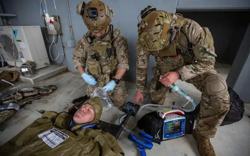 美国空军医疗兵2020年10月在冲绳进行伤员后送演练