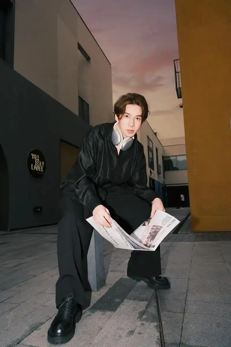 男生拍照就是得耍酷,不需要浮夸的动作和表情